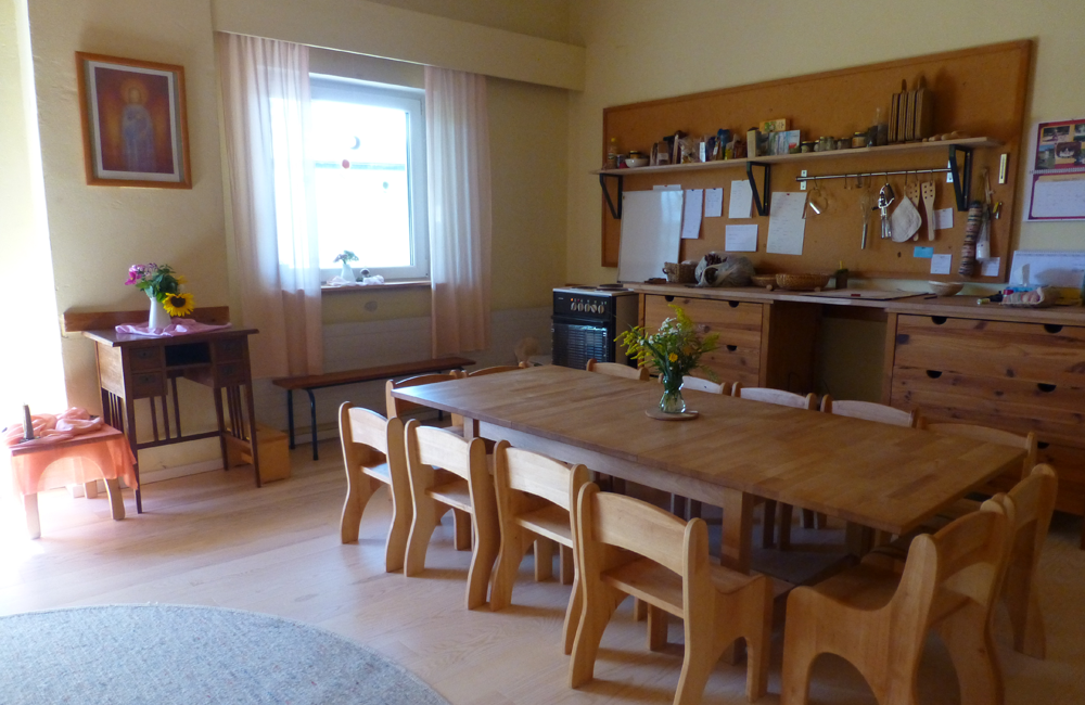 Foto vom Gruppenraum mit Blick auf die Küche und den Esstisch